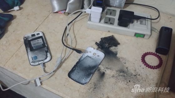 三星手机充电中爆炸 用户遭遇维权难手机充电爆炸「三星手机充电中爆炸 用户遭遇维权难」