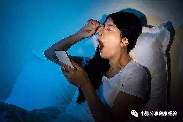 经常晚上躺着玩手机，若身体出现5种情况，是时候放下你的手机了放下手机「经常晚上躺着玩手机，若身体出现5种情况，是时候放下你的手机了」